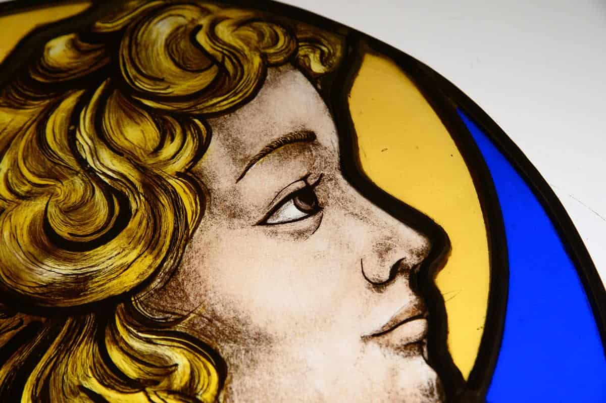 Arte Sacra - Angelo realizzato con vetri colorati dipinti a grisaglia e giallo d'argento